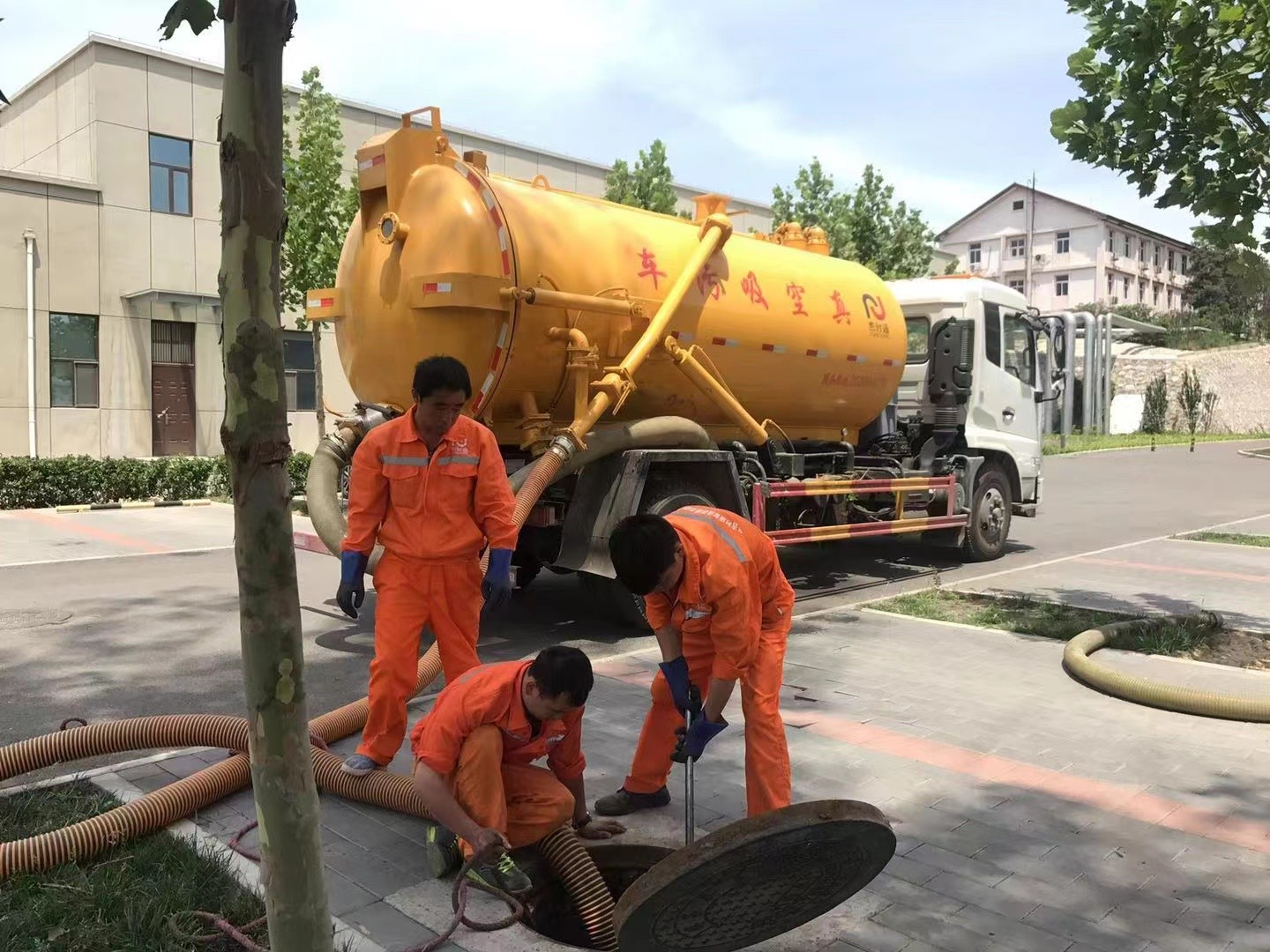 玉门管道疏通车停在窨井附近