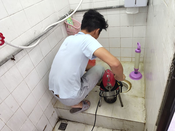 玉门管道堵塞冒臭气 专业师傅现场解决问题
