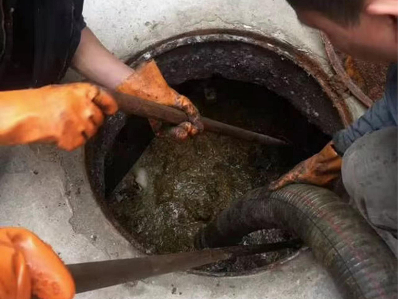 玉门清理化粪池时如何避免沼气的危害？